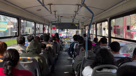 Aufnahme-Von-Einheimischen,-Die-An-Einem-Sonnigen-Tag-In-Einem-öffentlichen-Bus-In-Lima,-Peru,-Sitzen