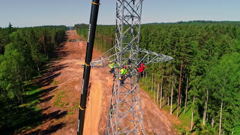 Luftdrohne,-Die-Sich-An-Einem-Hellen,-Sonnigen-Tag-über-Einem-Strommast-Dreht,-Wurde-Von-Einer-Gruppe-Von-Elektrotechnikern-Installiert