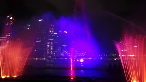 Spectra-show-of-dancing-fountains:-Light-and-Water-Show-along-the-promenade-in-front-of-Marina-Bay-Sands