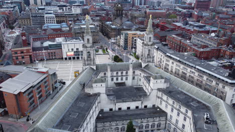 Toma-Aérea-De-Drones-Volando-Sobre-La-Parte-Trasera-Del-Ayuntamiento-De-Leeds-Mirando-Hacia-El-Centro-De-La-Ciudad-De-Leeds-Y-El-Ayuntamiento-De-Leeds-En-Un-Día-Nublado