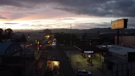 Trabajadores-Guatemaltecos-En-La-Construcción-De-Un-Paso-Elevado-Al-Amanecer-En-Calzada-Atanasio-Tzul-Zona-12-Guatemala