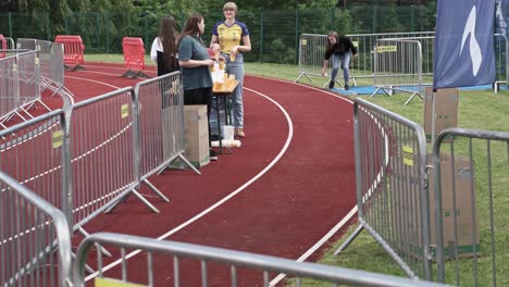 Male-triathlon-runner-refuses-water-from-volunteers