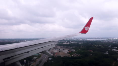 Sehen-Sie-Sich-Den-Atmosphärenfensterflügel-Eines-Thailändischen-Löwenluftflugzeugfluges-Im-Himmel-An,-Um-Im-Urlaub-In-Thailand-Zu-Reisen