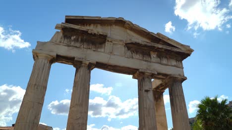 Tor-Der-Athena-Archegetis-Mit-Blauem-Himmel-Im-Hintergrund