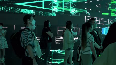 Besucher-Erleben-Eine-Immersive-Futuristische-Kunstinstallation,-Die-Von-Neuen-Digitalen-Medien-Wie-NFT-Kryptokunst-Und-Nicht-Fungiblen-Token-Als-Teil-Des-Neuen-Trends-In-Der-Modernen-Kunst-Inspiriert-Ist