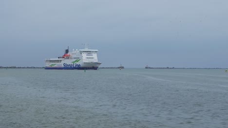 Gran-Línea-De-Stena-De-Ferry-Que-Llega-Al-Puerto-De-Liepaja-,-Día-De-Otoño-Nublado,-Plano-General