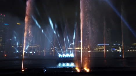 Spectra-Show-Of-Dancing-Fontänen:-Licht--Und-Wassershow-Entlang-Der-Promenade-Vor-Dem-Strand-Der-Marina-Bay