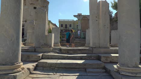 Gente-Subiendo-Escaleras-En-El-Propilón-Oriental-Del-Foro-Romano