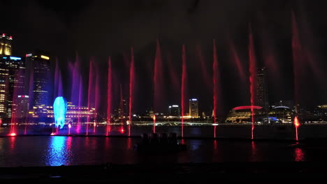 Spectra-Show-Of-Dancing-Fontänen:-Licht--Und-Wassershow-Entlang-Der-Promenade-Vor-Dem-Strand-Der-Marina-Bay