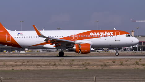 Die-Ankunft-Nach-Der-Landung-Eines-Easyjet-Airbus-A320-Flugzeugs-Mit-Touristen,-Die-Ihren-Urlaub-Am-Flughafen-Faro-In-Portugal-Beginnen