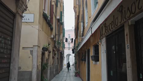 Zeitlupe-Einer-Alten-Frau-In-Der-Stadt-Venedig,-Die-In-Einer-Leeren-Straße-Weggeht