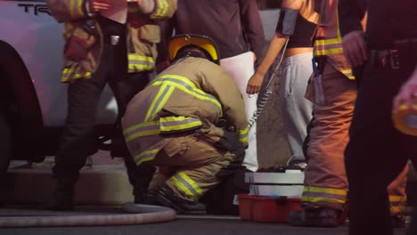 Feuerwehrleute-Behandeln-Verletzte-Patienten-Bei-Einem-Autounfall