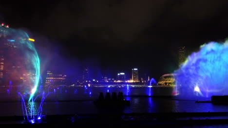 Spectra-Show-Of-Dancing-Fontänen:-Licht--Und-Wassershow-Entlang-Der-Promenade-Vor-Dem-Strand-Der-Marina-Bay