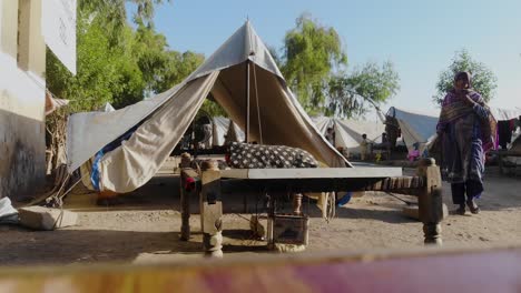 Vista-En-ángulo-Bajo-De-La-Parte-Superior-De-La-Mesa-De-Campamentos-Improvisados-Y-Camas-Para-Víctimas-De-Desastres-Por-Inundaciones-En-Jacobabad,-Sindh