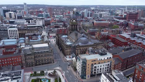 Un-Dron-Aéreo-Disparó-Sobre-El-Centro-De-La-Ciudad-De-Leeds-Norte-Con-El-Ayuntamiento-De-Leeds-En-Un-Día-Nublado-En-Primavera