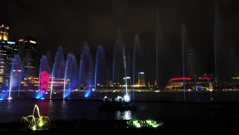 Spectra-Show-Of-Dancing-Fontänen:-Licht--Und-Wassershow-Entlang-Der-Promenade-Vor-Dem-Strand-Der-Marina-Bay