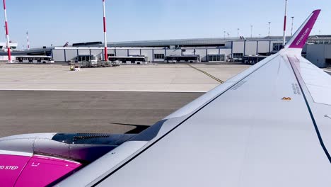 Wizzair-Jet-Flugzeug-Geparkt-Auf-Vorfeld-Im-Flughafen-Rom-Fiumicino-In-Italien