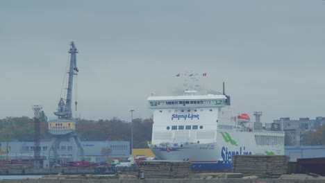 Gran-Línea-De-Stena-De-Ferry-Estacionada-En-El-Puerto-De-Liepaja-,-Día-De-Otoño-Nublado,-Plano-Medio-Desde-La-Distancia