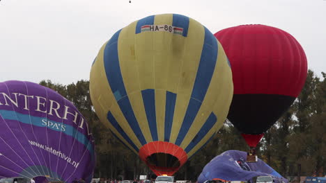 Coloridos-Globos-Aerostáticos-Inflando-Y-Despegando-Durante-El-Festival-En-Rumania