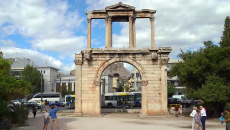 El-Arco-De-Adriano-Con-La-Acrópolis-De-Fondo-En-La-Colina-Del-Partenón