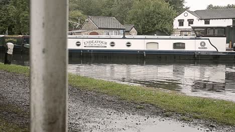 Calder-Canal-Marina-Lastkahn-Vor-Anker-In-Der-Nähe-Von-Schleusen