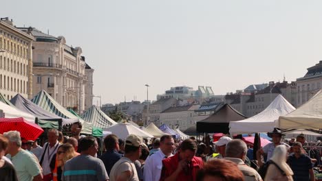 Crowded-Flea-Market-near-Nachmarkt-in-Vienna