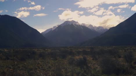 Las-Nubes-Ruedan-Sobre-Los-Picos-De-Las-Montañas-En-El-Paso-De-Arturo-De-Nueva-Zelanda