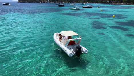 Barco-En-El-Mar,-Gente-En-La-Playa-Y-Un-Agradable-Día-Soleado-Y-Caluroso-De-Verano