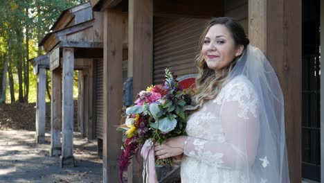 Atlanta,-Ga---21-De-Noviembre-De-2018:-Una-Novia-Milenaria-Posa-Con-Su-Vestido-De-Novia-Y-Sosteniendo-Flores-Durante-La-Hora-Dorada-Antes-De-Su-Boda-En-Una-Finca-Rústica-Rural