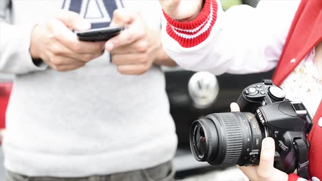 Estudiantes-De-Fotografía-Aprendiendo-A-Manejar-La-Cámara-Y-El-Teléfono-Celular