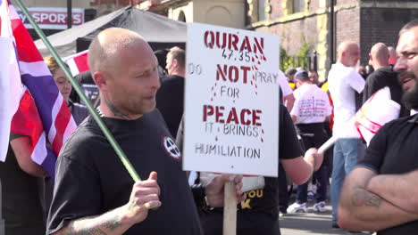 Uk-September-2018---Ein-Rechtsextremer-Tätowierter-Skinhead-Mit-Einem-Keltischen-Kreuz,-Einem-Weißen-Vorherrschaftssymbol-Auf-Seinem-T-shirt,-Hält-Ein-Antimuslimisches-Plakat-Und-Eine-Britische-Unionsflagge