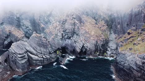 Mizen-Head,-Irlanda,-Dramáticas-Tomas-De-Drones-De-Los-Acantilados-En-Un-Día-Brumoso