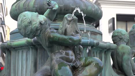 Cerca-De-Una-Fuente-De-Agua-Para-Niños-Y-Peces-En-El-Centro-De-La-Ciudad-De-Viena