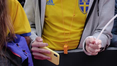 Toma-En-Cámara-Lenta-De-Un-Chico-De-Suecia-Ondeando-La-Bandera-Sueca-Y-Filmando-Con-Un-Teléfono-Amarillo-En-El-Kmd-Ironman-Copenhague-2018