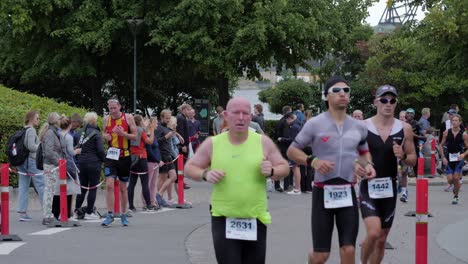 Toma-En-Cámara-Lenta-De-Hombres-Corriendo-El-Kmd-Ironman-Copenhagen-2018-En-Langelinie-Con-Espectadores-De-Pie