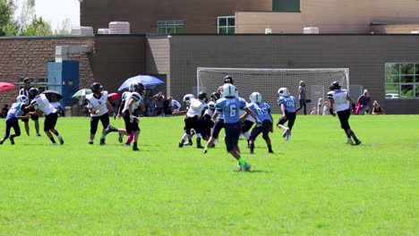 Der-12-jährige-Quarterback-Der-American-Football-League-Absolviert-Einen-Kurzen-Pass