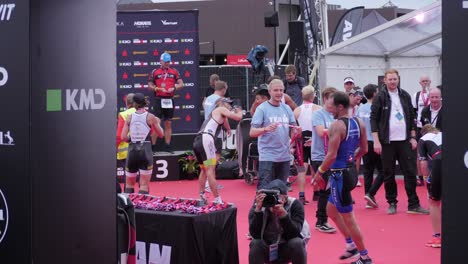 Stativaufnahme-Von-Menschen,-Die-Beim-Kmd-Ironman-Kopenhagen-2018-Die-Ziellinie-überqueren