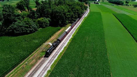 Dampfzug-Am-Picknickplatz,-Der-Passagiere-In-Einer-Amish-Landschaft-Absetzt,-Wie-Von-Einer-Drohne-Aus-Gesehen