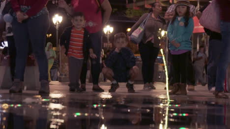 Cámara-Lenta-De-Niños-Felices-Jugando-Con-Chorros-De-Agua-En-Las-Calles-De-San-Jose