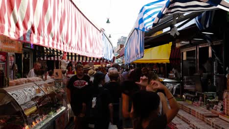 Gente-Comprando-En-Naschmarkt-En-Viena