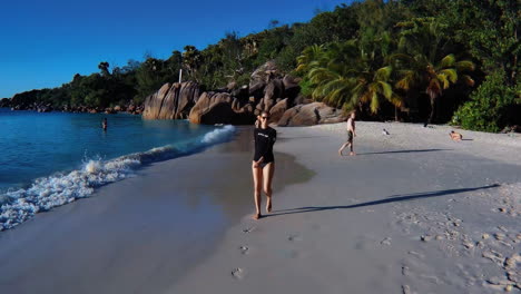 Eine-Schöne-Blonde-Frau-Spaziert-Am-Atemberaubenden-Strand-Von-Anse-Georgette-Auf-Den-Seychellen-Entlang