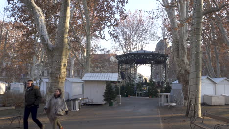 Gente-Saliendo-Del-Mercado-Navideño-De-Cierre