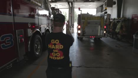 Un-Camión-De-Bomberos-Rojo-Dentro-De-Un-Departamento-De-Bomberos-Preparado-Para-Responder-A-Una-Emergencia