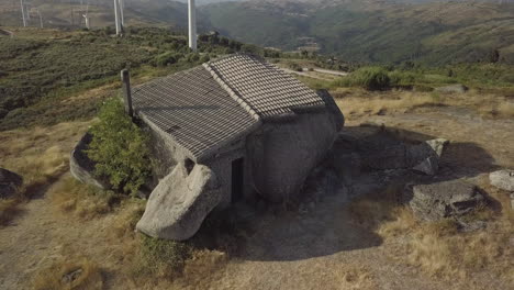 La-Famosa-Casa-De-Piedra-En-Portugal,-Tomas-Aéreas-En-4k