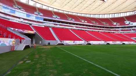 Schöne-Schwenk-Neige-Aufnahme,-Die-Den-Fußballplatz-Im-Mane-Garrincha-Stadion-Zeigt