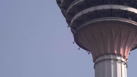 Basejumper-Springen-Vom-Menara-Tower-In-Kuala-Lumpur