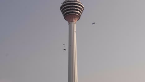 Basejumper-Springen-Vom-Menara-Tower-In-Kuala-Lumpur