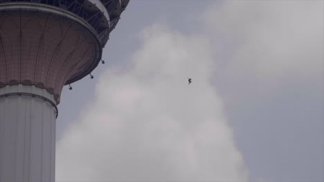 Basejumper-Springen-Vom-Menara-Tower-In-Kuala-Lumpur