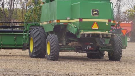 John-Deere-9600-Mähdrescher-Fahren-Nach-Der-Ernte-Auf-Einem-Leeren-Feld,-Das-Früher-Eine-Sojabohnenfarm-War