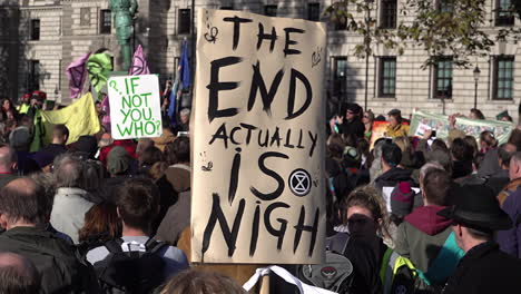 Uk-Oktober-2018-–-Ein-Handgemachtes-Banner,-Das-über-Einer-Menge-Von-Demonstranten-Schwebt,-Sagt:-„Das-Ende-Ist-Tatsächlich-Nah“